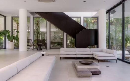 Exclusive 6-Bedroom Villa with Tropical Luxurious Style in Pererenan