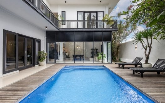 Chic 3BR Villa Steps from Canggu Echo Beach – Modern Oasis.
