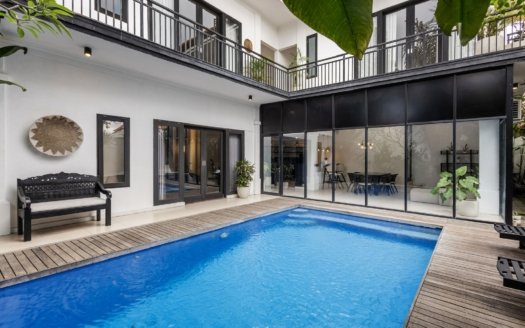 Chic 3BR Villa Steps from Canggu Echo Beach – Modern Oasis.