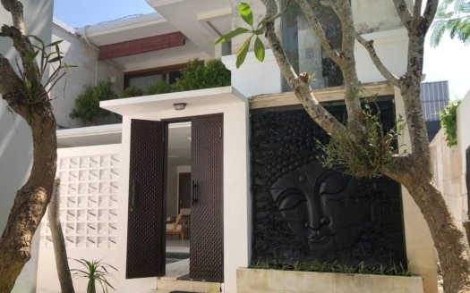Stylish 4BR Villa- 2 Min Drive to Batu Belig Beach
